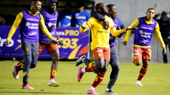 Los jugadores de Aucas festejan uno de los goles en la victoria ante Barcelona, el 7 de octubre de 2023. 