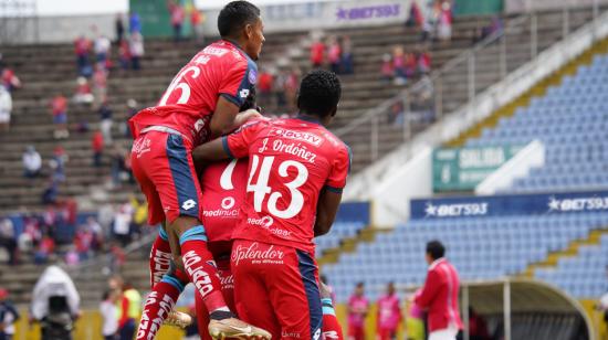 Jugadores de El Nacional festejando el gol ante Mushuc Runa.