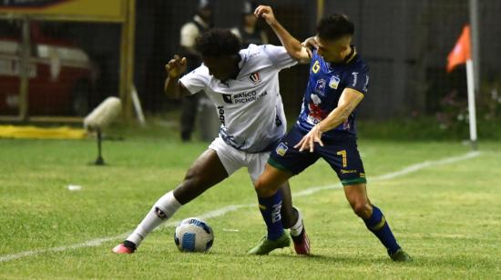 Jhojan Julio de Liga de Quito y Juan Pablo Ruiz de Delfín disputan una pelota en el estadio Jocay de Manta, el 8 de octubre de 2023. 