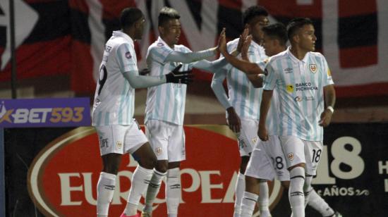 Los jugadores de Universidad Católica celebran en el partido ante Deportivo Cuenca, el 6 de octubre de 2023.