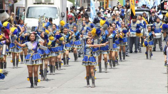 El desfile cívico estudiantil llevó las fiestas al barrio Garay,