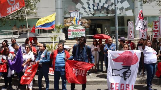 Profesores de la UNE protestan fuera de la Corte Constitucional el 26 de septiembre contra el decreto de Guillermo Lasso que amenaza el presupuesto de educación.