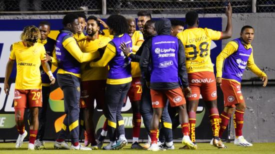 Los jugadores de Aucas celebrando el tercer tanto de Erick Castillo.