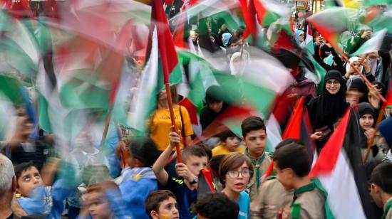 Partidarios de Hizbulá se manifiestan en Beirut para apoyar el ataque de Hamás a Israel.