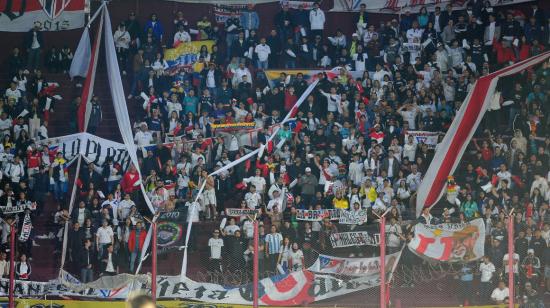 Hinchas de Liga en la semifinal ante Defensa y Justicia en Argentina.