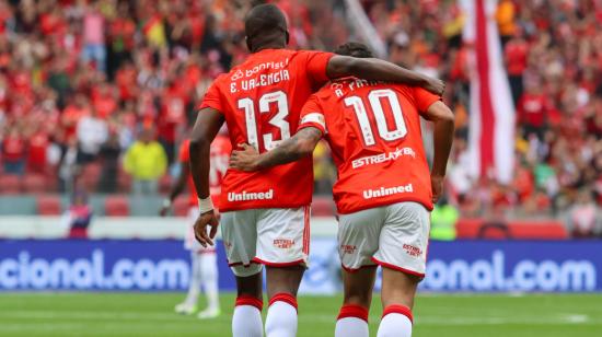 Enner Valencia y Alan Patrick festejan la victoria de Internacional sobre Gremio, el 8 de octubre de 2023. 