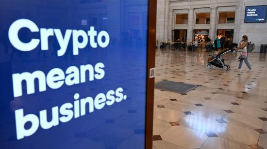 Un aviso en Washington con la leyenda "Las criptomonedas son un negocio", publicado en Estados Unidos, en marzo de 2023. 