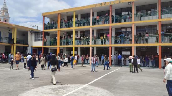 Ciudadanos ejercen su derecho al voto, el 20 de agosto de 2023 en la escuela Amable Aráuz de Conocoto.