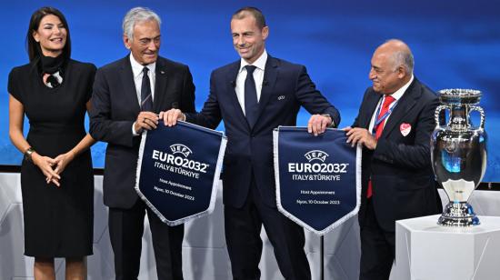 Aleksander Ceferin, presidente de la UEFA (medio), junto a los presidentes de las Federaciones de fútbol de Italia  y Turquía, el 10 de octubre de 2023.