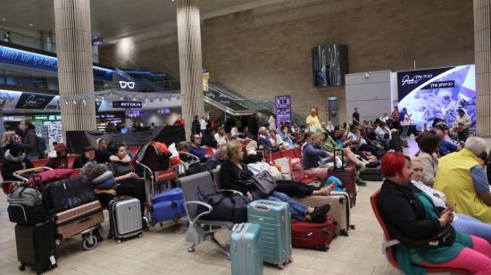 Decenas de pasajeros esperan sus vuelos en el aeropuerto Ben Gurion, ubicado al sureste de Tel Aviv, en Israel, el 7 de octubre de 2023.