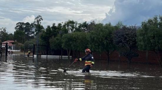 Un bombero de Quito realiza tareas de limpieza en Tumbaco, el 9 de octubre de 2023.