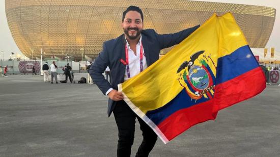 Jerry Robalino posa junto a la bandera ecuatoriana durante el Mundial de Qatar 2022.