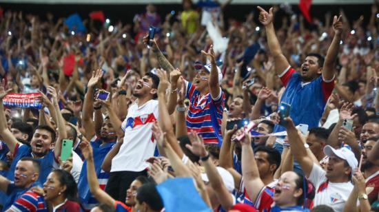 Miles de hinchas de Fortaleza apoyan a su equipo durante un partido de la Copa Sudamericana, el 3 de octubre de 2023. 