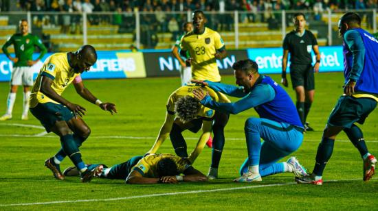 Los jugadores de Ecuador festejan el gol de Kevin Rodríguez, ante Bolivia, el 12 de octubre de 2023, por las Eliminatorias al Mundial. 