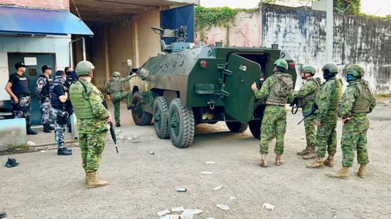 Militares en un operativo en el complejo penitenciario de Guayaquil, el 25 de julio de 2023.