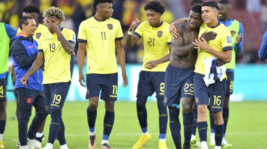 Moisés Caicedo y Kendry Páez celebran la victoria 2-1 ante Uruguay el pasado 12 de septiembre de 2023.