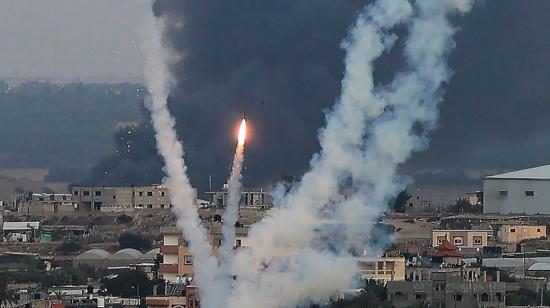 Militantes palestinos disparan cohetes hacia Israel desde Rafah, en el sur de la Franja de Gaza, el 11 de octubre de 2023.
