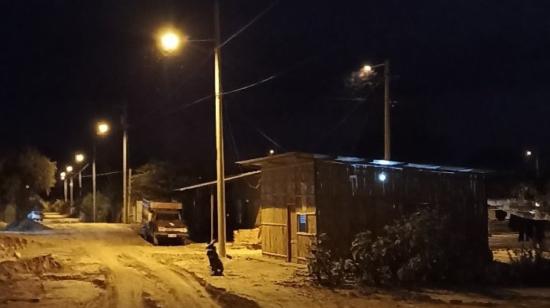 Imagen referencial de instalación de luminarias en Santa Rosa, provincia de El Oro.