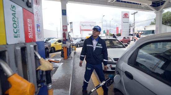 Un despachador de combustible en una gasolinera de Cuenca, Azuay, el 28 de agosto de 2023.