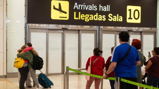 Imagen referencial. Dos mujeres se abrazan en el aeropuerto de Madrid, tras el arribo de un vuelo humanitario procedente de Israel, el 11 de octubre de 2023.