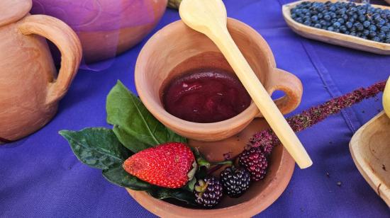 La colada morada se elabora con harina de maíz morado, fruta variadas y especias.