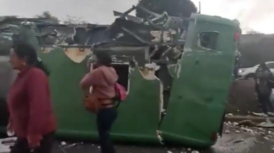 Bomberos atendieron a cinco personas heridas y las trasladaron a casas de salud, tras un siniestro múltiple en la Av. Simón Bolívar.