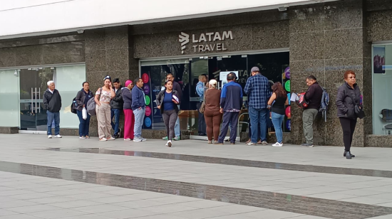 Pasajeros a las afueras de la oficina de Latam, en la avenida de Los Shyris, en Quito, el 10 de octubre. 