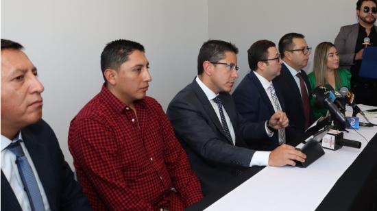 El policía Rodney Rengel (segundo desde la izquierda), en la rueda de prensa sobre el caso León de Troya, en Quito, el 30 de agosto de 2023.