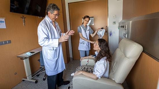 El hematólogo Jesús San Miguel, especialista en la terapia CAR T, junto a una paciente de la Clínica Universidad de Navarra. 
