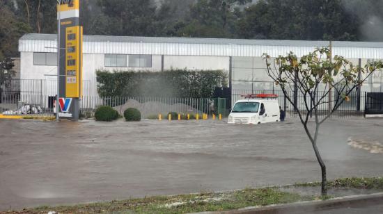 Un vehículo estancado en medio de la inundación registrada en la Ruta Viva, en Quito, el 12 de octubre de 2023.