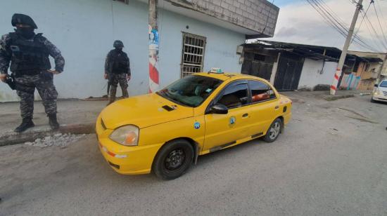 Policías en la detención de una mujer supuestamente involucrada en el asesinato del gerente del hospital de Esmeraldas, el 31 de marzo de 2023. 