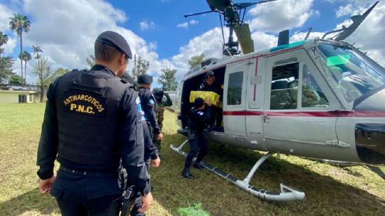 Policías de Guatemala llevan en un helicóptero la cocaína incautada en una embarcación, con dos ecuatorianos a bordo, 12 de octubre de 2023. 