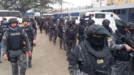 Grupos tácticos de la Policía Nacional en una intervención en la Penitenciaría del Litoral, el 22 de septiembre de 2022.