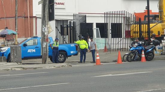 Personal del ATM cerró una vía en Mapasingue Oeste, debido a la alerta por un taco de dinamita en los exteriores de una empresa, Guayaquil, el 13 de octubre de 2023.