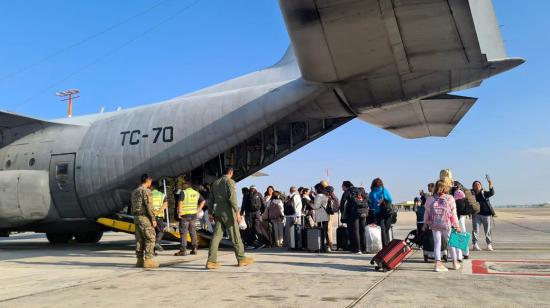 Imagen referencial de argentinos abordando un avión en el Aeropuerto Internacional Ben Gurión en Tel Aviv, Israel, el 12 de octubre de 2023.