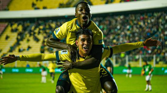 Kendry Páez y Moisés Caicedo festejan un gol en La Paz, el 12 de octubre de 2023.