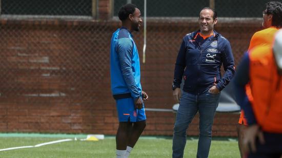 John Yeboah (i) de habla con el presidente de la Federación Ecuatoriana de Fútbol (FEF) Francisco Egas en un entrenamiento el pasado 10 de octubre de 2023.