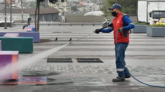 Un funcionario de la Empresa de Aseo de Quito limpia las calles de la ciudad, 8 de octubre de 2023. 