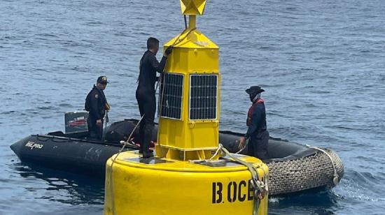 Boya oceanográfica instalada en Galápagos el 13 de octubre de 2023.