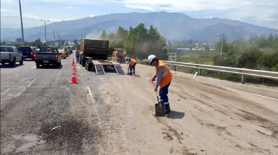 Tareas de limpieza en la Ruta Viva el 13 de octubre de 2023.