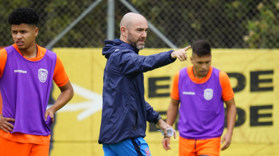 Félix Sánchez Bas da indicaciones durante un entrenamiento en Quito, el 14 de octubre de 2023.