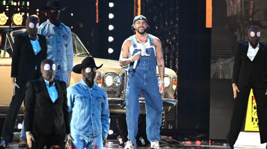 El cantante Bad Bunny en el escenario, durante los premios Billboard a la música latina, en Florida, el 5 de agosto de 2023.