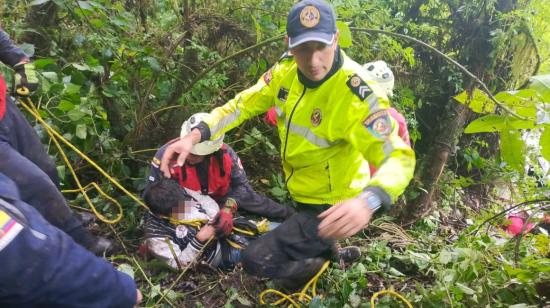 Personal de la CTE ayuda en el rescate de uno de los heridos de un accidente de tránsito en la vía Alóag-Santo Domingo, el 14 de octubre de 2023.