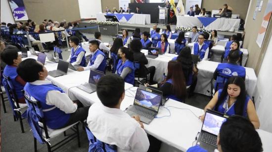 Personal del CNE trabaja en la apertura de las votaciones en el exterior.