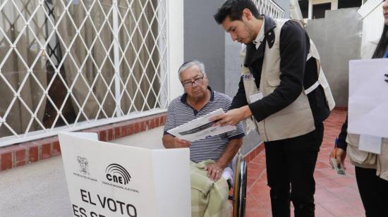 Imagen referencial. Un ciudadano durante el llamado 'Voto en Casa', en la segunda vuelta presidencial, el 13 de octubre de 2023. 