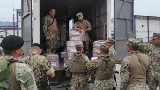 Miembros de las Fuerzas Armadas distribuyen paquetes electorales.