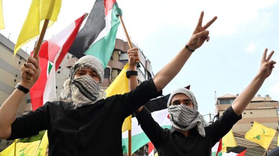 Simpatizantes de la milicia libanesa Hezbolá izan banderas en solidaridad a Gaza, Beirut, Líbano, el 14 de octubre de 2023. 