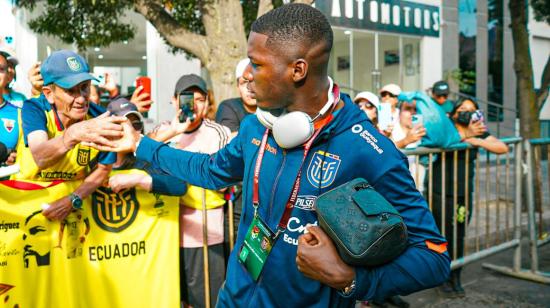 Moisés Caicedo saluda a los hinchas en La Paz, Bolivia, el 12 de octubre de 2023.