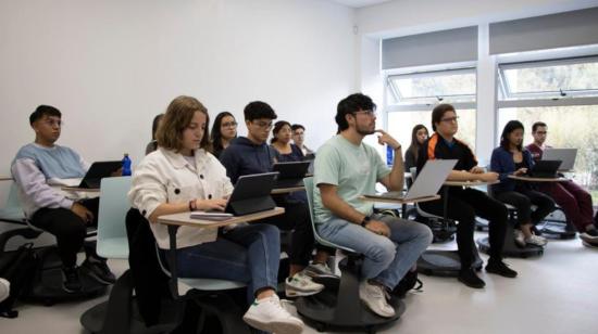 Imagen referencial de jóvenes universitarios durante una capacitación de la Senescyt, Quito, el 25 de septiembre de 2023.