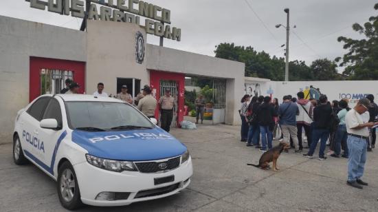 Policías custodian un recinto electoral en Manabí.